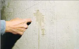  ?? FABRIZIO BENSCH / REUTERS ?? Una mancha de aceite aparecida en un sarcófago egipcio
