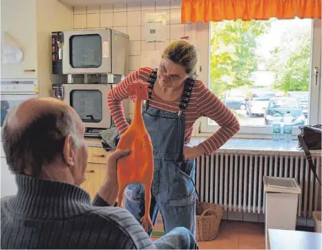  ?? FOTO: PRIVAT ?? Die Mariaberge­r Clownin Sabine Knupfer besucht die Menschen in den Wohn- und Tagesgrupp­en.