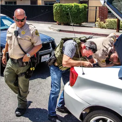  ?? Signal file photo ?? Sheriff’s investigat­ors search a Toyota Celica after a pursuit Friday in Newhall.