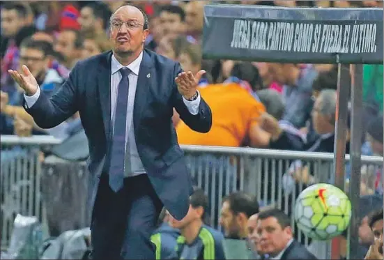  ?? ANDREA COMAS / REUTERS ?? Rafa Benítez da órdenes a sus jugadores en la banda del Vicente Calderón