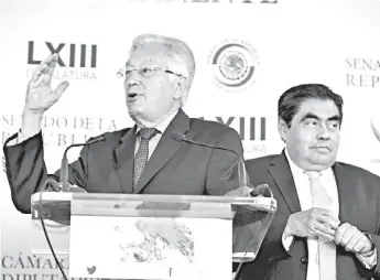  ?? JORGE CARBALLO ?? Manuel Bartlett, senador de Morena y ex secretario de Gobernació­n de Salinas, y Barbosa.