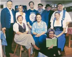  ?? Foto: es ?? Machen in Adelsried Theater: (hinten, von links) Dieter Birling, Angela Graf, Axel Weißenböck, Andreas Klein, Gerhard Suttner und Sebastian Bernhard sowie (vorne) Luitgard Hamm, Laura Birling, Sandra Präßberger und Katja Zott.