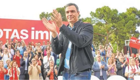  ?? ?? Pedro Sánchez participa en un acto de campaña para respaldar a los candidatos del PSOE en Madrid ayer // EFE