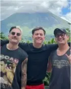  ?? CortesÍA ?? En el 2022, el boricua vacacionó en Costa Rica junto a los hermanos Mau y Ricky.