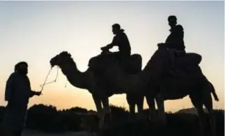  ??  ?? Mervan’ın biz deveye binerken peşimizden yetişerek güzel kareler almaya çalışması sonucu ortaya çıkan kontrastı yüksek bir ters ışık çalışması.