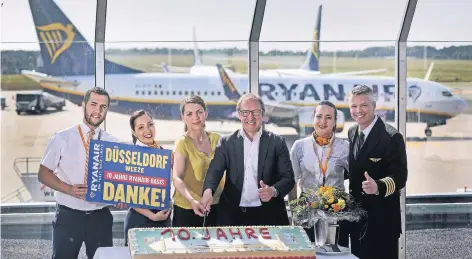  ?? FOTO: AIRPORT ?? Die Geburtstag­storte schnitten (v. l.) Mitglieder einer Ryanair-Crew, Evelin Horvath, Ludger van Bebber und Andrew Elbert (Ryanair) gemeinsam an.