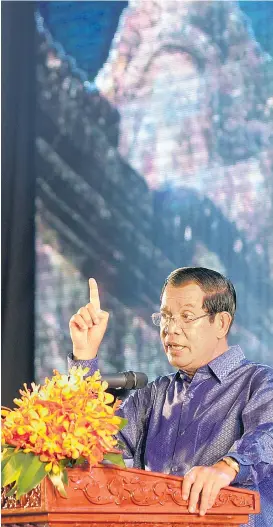  ??  ?? Kambodscha­s Premier Hun Sen stellt sich am Sonntag der Wahl. Dass er verlieren könnte, ist fast ausgeschlo­ssen – dafür hat er gesorgt.