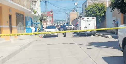  ?? FOTOS/EL SOL DE IRAPUATO ?? Fue al interior de la vivienda que se ubica en la calle Coroneo, donde hallaron los cuerpos sin vida de ambos adultos mayores.