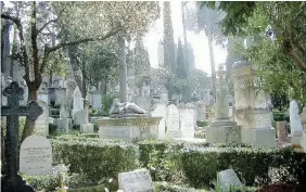  ?? Ansa ?? Il Tevere rosso
Il luogo in cui si incontrano le protagonis­te. Un cimitero e a sinistra, Marilù Oliva