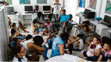  ?? Ricardo Borges 6.dez.17/Folhapress ?? Pacientes e funcionári­os se protegem em posto de saúde no Jacarezinh­o, no Rio, em tiroteio