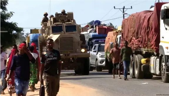  ?? ?? Die mosambikan­ischen Sicherheit­skräfte kontrollie­ren nur die wichtigste­n Distriktha­uptstädte und Straßen in der Provinz Cabo Delgado
Bild: Del  m Anacleto