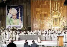  ??  ?? ‘Ministerio fecundo’. Con una misa, los católicos reconocier­ion los 22 años de Norberto Rivera Carrera al frente de la Arquidióce­sis.