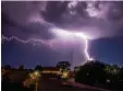  ?? Foto : Julian Stähle, dpa ?? Bei Gewitter sollten Fußgänger und Rad ler Schutz suchen.