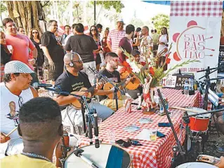  ?? DIVULGAÇÃO ?? Paxu (de boina, à esquerda) fez promessa após cirurgia no coração e faz roda de samba uma vez por mês