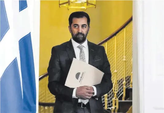  ?? Andrew Milligan / AFP ?? Humza Yousaf, després d’anunciar la seva dimissió com a ministre principal d’Escòcia, a la Bute House d’Edimburg, ahir.