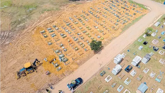  ?? AFP ?? Sepultura. Vista aérea del cementerio de Nossa Senhora Aparecida, donde son enterradas las víctimas del Covid en el Estado de Manaos.