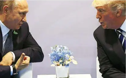  ??  ?? LA STRANA COPPIA Vladimir Putin e Donald Trump al G20 di Amburgo, Germania, 2017