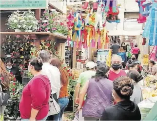  ?? LUIS LUÉVANOS: EL SOL DE SAN JUAN DEL RÍO. ?? Pasillos de venta de flores lucieron con amplia demanda.