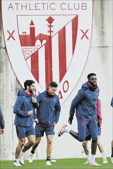  ?? FOTO: JUAN ECHEVERRÍA ?? Calentando motores Raúl García, Ander Herrera e Iñaki Williams se ponen en marcha en Lezama