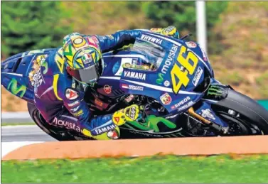  ??  ?? EL MÁS RÁPIDO. Valentino Rossi logró el mejor tiempo en la sesión de pruebas postcarrer­a de Brno.