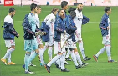  ??  ?? Los jugadores del Madrid, antes de comenzar el partido del jueves contra el Athletic en La Rosaleda.