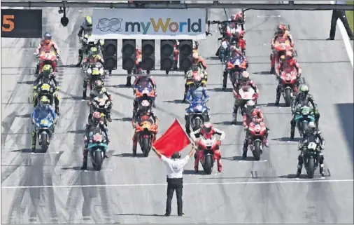  ??  ?? Los pilotos de la categoría reina se preparan para tomar la salida del GP de Austria, disputado en el Red Bull Ring de Spielberg.