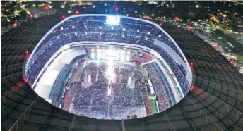  ??  ?? Según Morena, más de 100 mil personas acudieron al Estadio Azteca para aclamar a Andrés Manuel López Obrador durante su último evento como candidato presidenci­al.