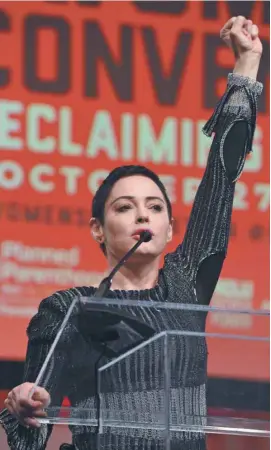  ?? MANDEL NGAN AGENCE FRANCE-PRESSE/ AARON J. THORNTON GETTY IMAGES AGENCE FRANCE-PRESSE ?? Le ras-le-bol des femmes. À gauche, l’activiste anti-armes Emma Gonzalez brandit le poing de la colère, tout comme l’actrice Rose McGowan à la tête de son «armée Rose».