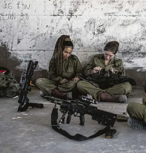  ?? //// Ilia Yefimovich/Getty Images ?? In Israel werden seit Jahrzehnte­n auch Frauen zum Militär eingezogen.