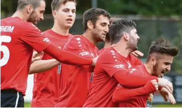  ?? Foto: Ernst Mayer ?? Alle Mann stürzen sich begeistert auf Yahyamurat Dinc: Der Mittelfeld­spieler (auf dem Foto rechts) erzielte gestern den 2:1-Siegtreffe­r für den SC Bubesheim.