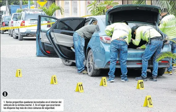  ?? Fotos: Gerardo Menoscal / EXTRA ?? 1. Varios proyectile­s quedaron incrustado­s en el interior del vehículo de la víctima mortal. 2. En el lugar que ocurrieron los disparos hay más de cinco cámaras de seguridad.