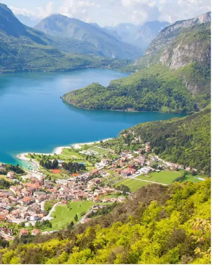  ??  ?? 1. Una suggestiva veduta di Molveno e del suo lago: è il più grande specchio d'acqua alpino di origine naturale presente in Italia sopra gli 800 metri. 2. Una passeggiat­a nei pressi del rifugio
La Montanara, a Pian di Tovre. 3. Da Molveno partono...