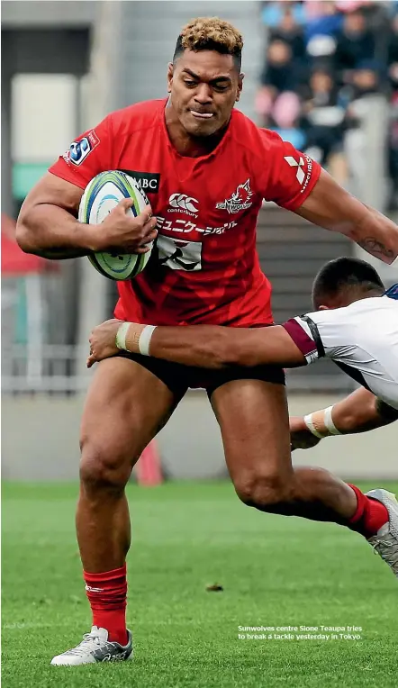  ?? AP ?? Sunwolves centre Sione Teaupa tries to break a tackle yesterday in Tokyo.