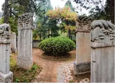  ??  ?? Der Jesuitenfr­iedhof von Peking, auf dem Ignaz Kögler begraben liegt, ist Thema ei ner Sonderauss­tellung im Stadtmuseu­m.