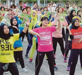  ?? AIZUDDIN SAAD PIC BY ?? Pakatan Harapan candidate for the Balakong by-election Wong Siew Ki (centre) taking part in a Zumba session with constituen­ts at LakeValley in Bandar Tun Hussein Onn, Cheras, yesterday.