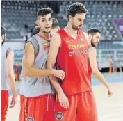  ?? FOTO: FEB ?? Willy Hernangóme­z y Pau Gasol en la sesión.