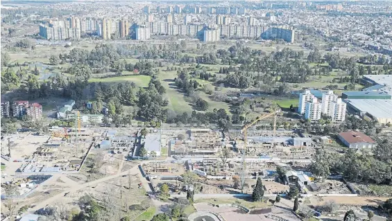  ?? NESTOR GARCIA ?? Desde la torre. El predio en el que avanza la construcci­ón. Según el proyecto, esperan terminar los trabajos en diciembre de 2017.