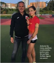  ??  ?? Antonio Serrano, exatleta y entrenador, junto a una de sus hijas. Ambas siguen sus pasos.