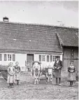  ??  ?? So sah das Gruin Haus von Todtenweis 1924 aus – hier mit seinen damaligen Bewohnern.