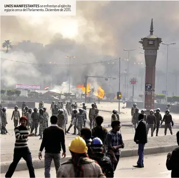  ??  ?? UNOS MANIFESTAN­TES se enfrentan al ejército egipcio cerca del Parlamento. Diciembre de 2011.