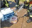  ?? Foto: Feuerwehr ?? Zuerst hatte die Burgauer Wehr ein brennendes Auto gelöscht – dann einen Kuchen.