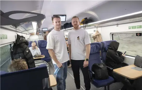  ?? BILD: FREDRIK SANDBERG ?? Felix Claar och Jim Gottfridss­on, på tåget från Hamburg till medaljmatc­herna i Köln.