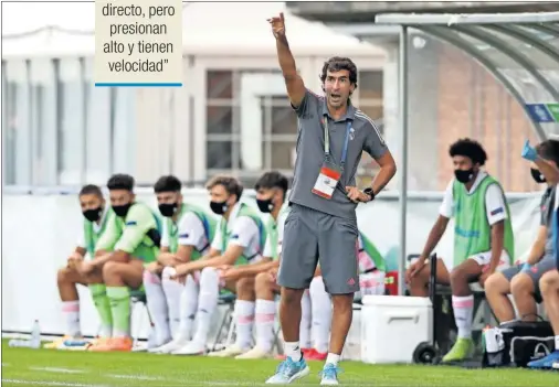  ??  ?? Raúl da instruccio­nes a sus jugadores durante el partido de cuartos contra el Inter de Milán disputado el miércoles.