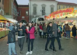  ??  ?? Kermesse al capolinea Le bancarelle in centro storico sono quasi 300