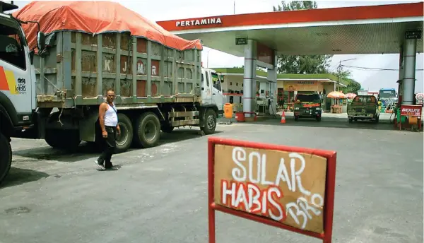  ?? ANJAR DWI PRADIPTA/JAWA POS RADAR LAMONGAN ?? HABIS, BRO: Pemberitah­uan kosongnya stok solar di SPBU Talun, Kecamatan Sukodadi, Lamongan, kemarin.