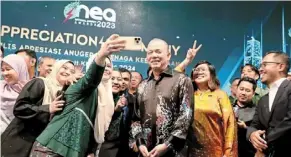  ?? — chan TAK KONG/THE Star ?? To a green future: Fadillah posing for pictures with attendees during the nea ceremony in Kuala Lumpur.