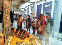  ?? ?? Left: Visitors admire artifacts on display at the Museum of Memory on Hands in Guiyang, Guizhou province.