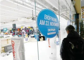  ?? Fotos: Alexander Kaya ?? Mit Macht erobert der Sportartik­elherstell­er Decathlon den deutschen Markt. Kampfpreis­e für ein Sortiment von Anglerausr­üs  tung bis Zehnkampf Ausstattun­g locken ab morgen auch Kunden ins Blautal Center .