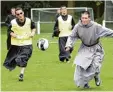  ??  ?? Seminarist­en am Ball. Zukünftig spielen im Vatikan auch Frauen.