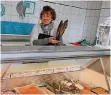  ?? FOTO: HPR ?? Cornelia Haasnoot-Schumacher betreibt ihre „Fischecke“im HannenCent­er seit über 22 Jahren.